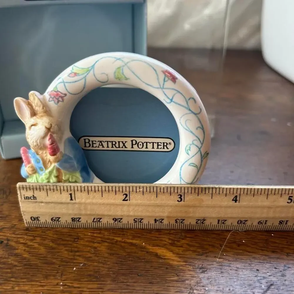 Vintage 1988 small ceramic Peter Rabbit circular photo frame in original box